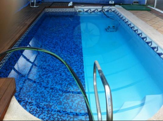Piscina exposición mitad gresite mitad poliester