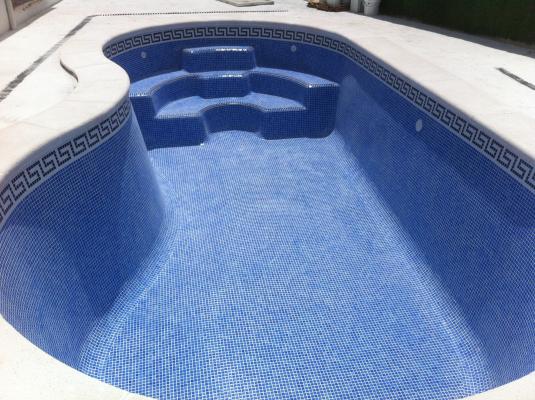 Piscina de poliester con gresite