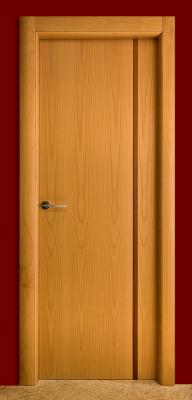 Puertas Dominguez®: Puerta en haya barnizada con greca vertical de sapelli natural