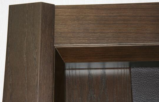 Puertas Dominguez®: Detalle del Sistema de unión sin clavos entre marco y tapajuntas en madera natural de roble maciza tintada en wengué - DDS diseño bisel