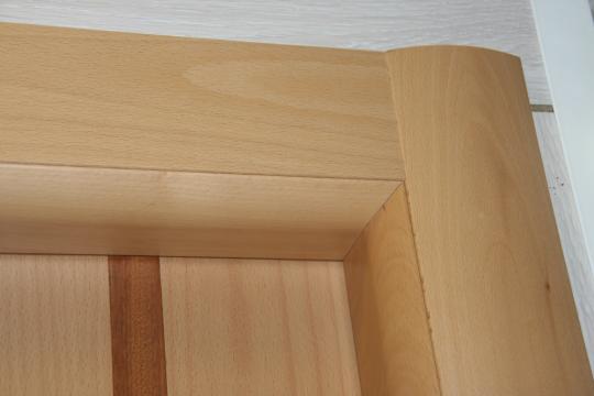 Puertas Dominguez®: Detalle del Sistema de unión sin clavos entre marco y tapajuntas en madera natural de haya maciza barnizada - DDS diseño curvo