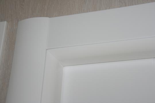 Puertas Dominguez®: Detalle del Sistema de unión sin clavos entre marco y tapajuntas en madera natural de haya maciza lacada en blanco - DDS diseño curvo