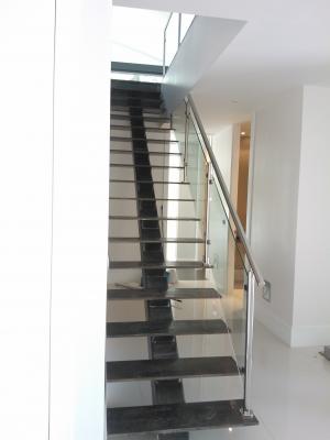 Escalera acero corten con barandilla cristal y acero inox.