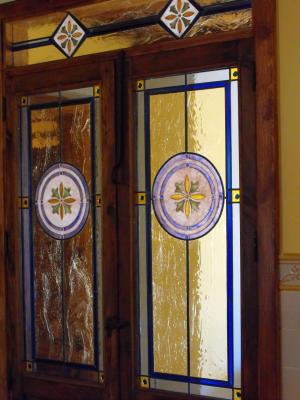 Vidrieras clásicas con rosetones para puertas de salón. Vidrieras clásicas con rosetones para puertas de salón.