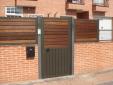 Puerta y rejas con madera