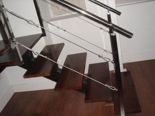Escalera de inox con peldaños de madera
