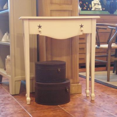 Mueble auxiliar lacado.