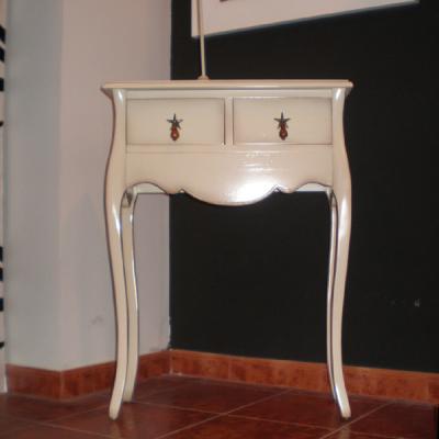 Mueble auxiliar lacado.