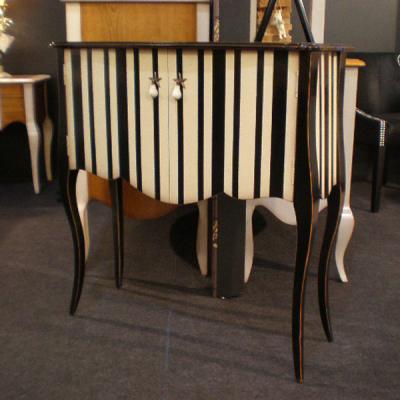 Mueble auxiliar lacado.