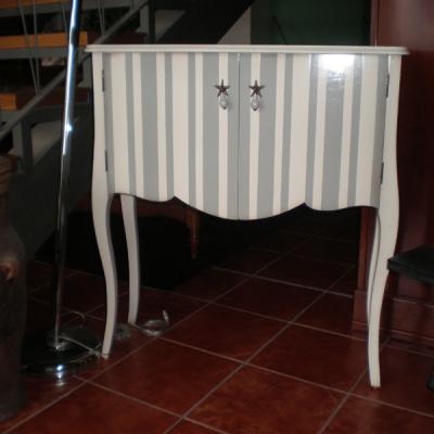 Mueble auxiliar lacado.