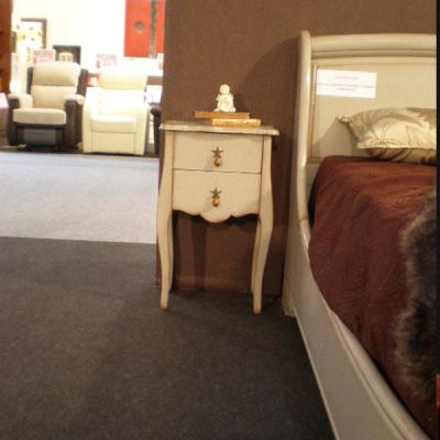 Mueble auxiliar lacado.