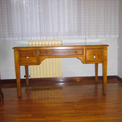 Mesa de estudio en cerezo.