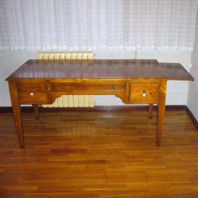 Mesa de estudio en cerezo.