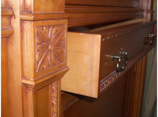 Detalle acabado mueble clásico a medida