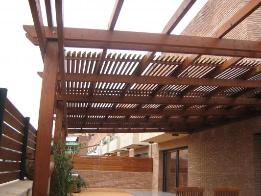 PERGOLA SEMI TAPADA