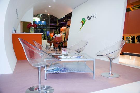 Decoracion stand Parrot