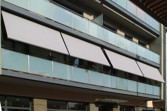 FACHADA CON BRAZOS INVIBLES O ARTICULADOS