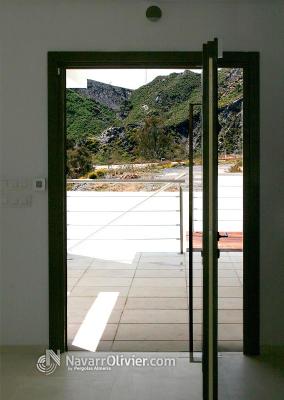 Puerta sobre eje descentrado