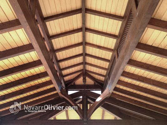 Techo de madera con lucenario de ventilación