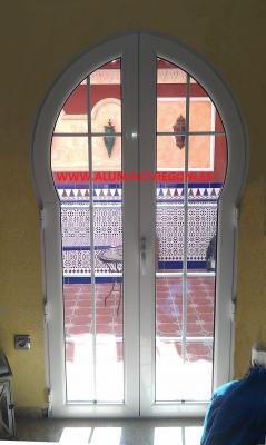 Puerta de aluminio con forma de arco árabe
