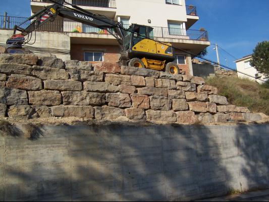 muro de piedra sobreelevado