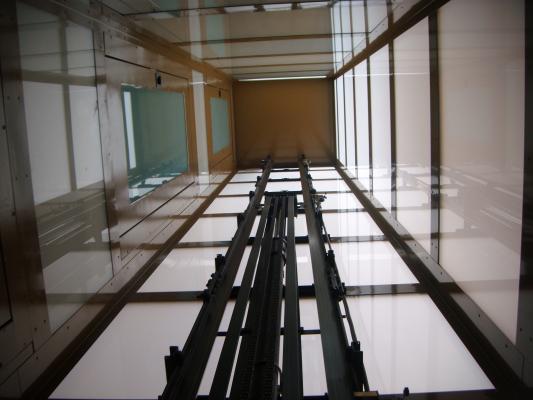 elevador con extructura acristalada