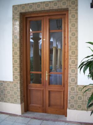 Puertas Salcedo.Puerta de madera maciza barnizado teñida