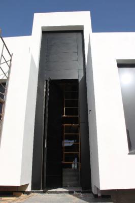 Domporte®: Puerta de entrada pivotante con altura total de 7 m (4,5 m de hoja + 2,5 m de mo