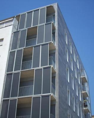 Panel protección solar con marco deslizante para balcones