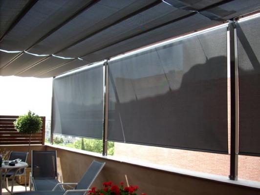 Toldo corredero con toldo vertical guiado por cables