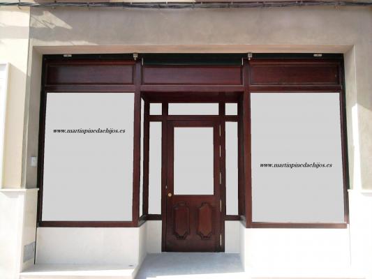 Entrada a tienda mas escaparate en madera de Iroko 