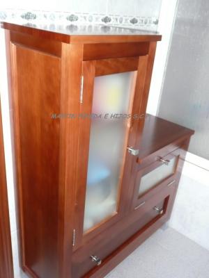 Mueble auxiliar para baño con zapatero en la parte de abajo en madera de Pino