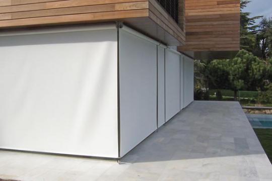 Toldo Vertical guiado por cables motorizado