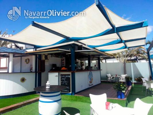 Chiringuito con pérgola banco y azul