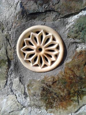 Celosía de 16cm en pared de pizarra