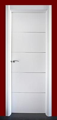 : Puerta lacada con perfiles de aluminio y marco y tapajuntas de haya vaporizada maciza lacada en blanco