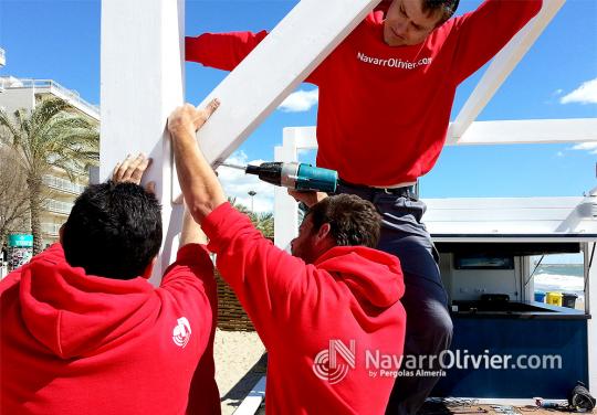Montaje de pérgola de chiringuito