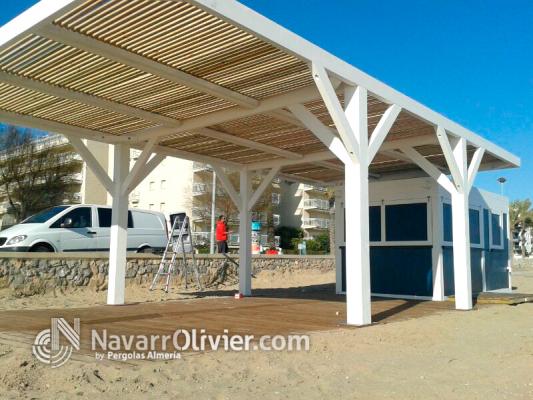 Chiringuito con terraza y pergola de sombraje