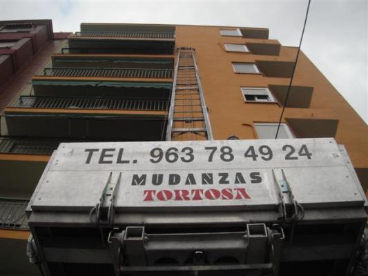 Grua elevadora  Mudanzas Tortosa
