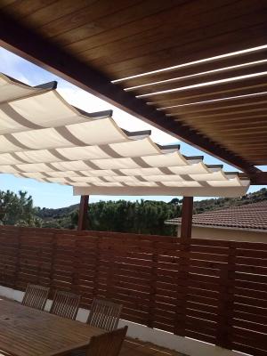 Pergola con toldo y valla