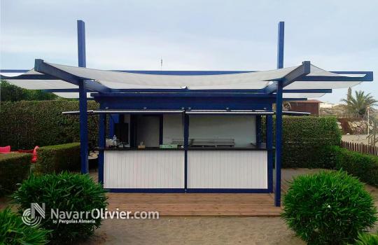 Chiringuito de madera con pergola adosada