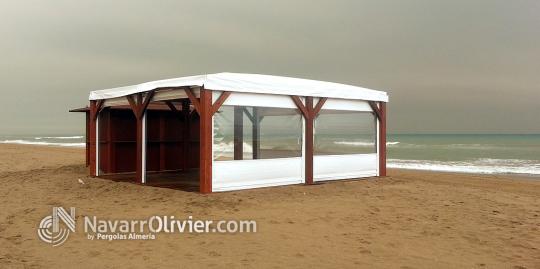 Terraza con carpa de cerramiento en Castelldefels