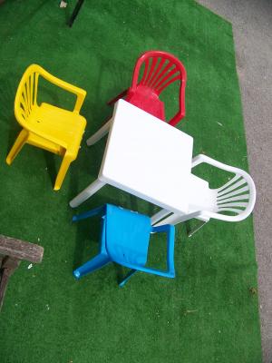 MESA Y SILLAS INFANTILES