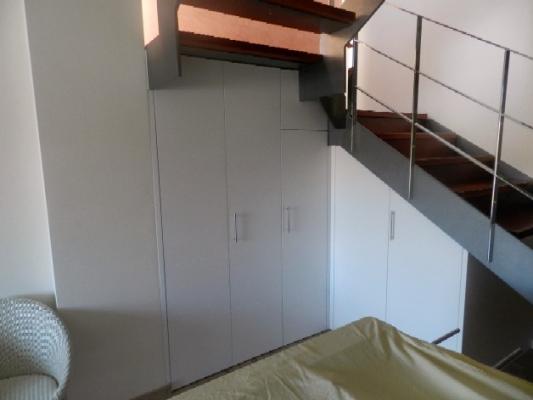 Mueble bajo escalera