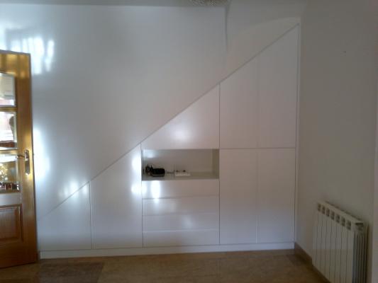 Mueble bajo escalera