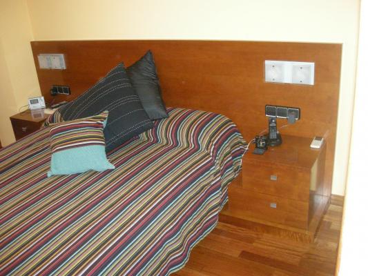 Cama y cabezal dormitorio