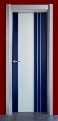 : Puerta lacada en azul con perfiles de aluminio, vidrio 5+5 laminado con butiral blanco intermedio y marco y tapajuntas de haya vaporizada maciza lacada en aluminio