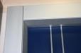 : Detalle del Sistema de unión sin clavos entre marco y tapajuntas en madera natural de haya lacada en aluminio