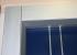 : Detalle del Sistema de unión sin clavos entre marco y tapajuntas en madera natural de haya lacada en aluminio