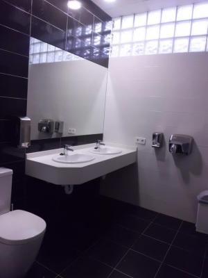 ADECUACIÓN DE BAÑOS CON PAVÉS